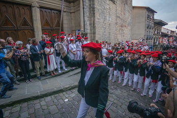 Irailaren 8ko desfilearen irudia. Zintzotasunez jokatu dezatela eskatu die konpainia parekidea instituzioei.