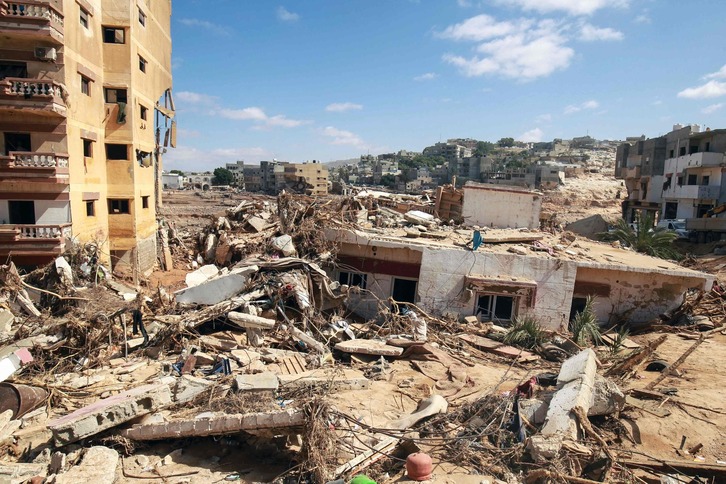 Los escombros de los edificios que se derrumbaron a causa de las inundaciones se acumulan en Derna. 