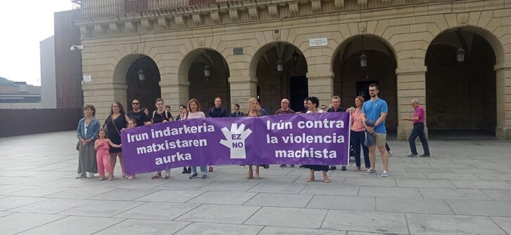 Concentración en Irun para rechazar la última agresión sexista.