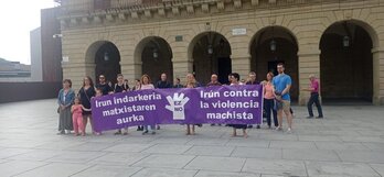 Concentración en Irun para rechazar la última agresión sexista.