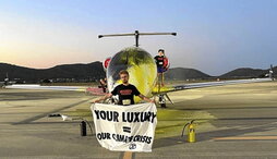 Acción de Futuro Vegetal contra la aviación privada, este verano en el aeropuerto de Ibiza.