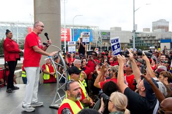 Shawn Fain United Auto Workers UAW sindikatuko presidentea, sindikatuko kideekin Detroiten.