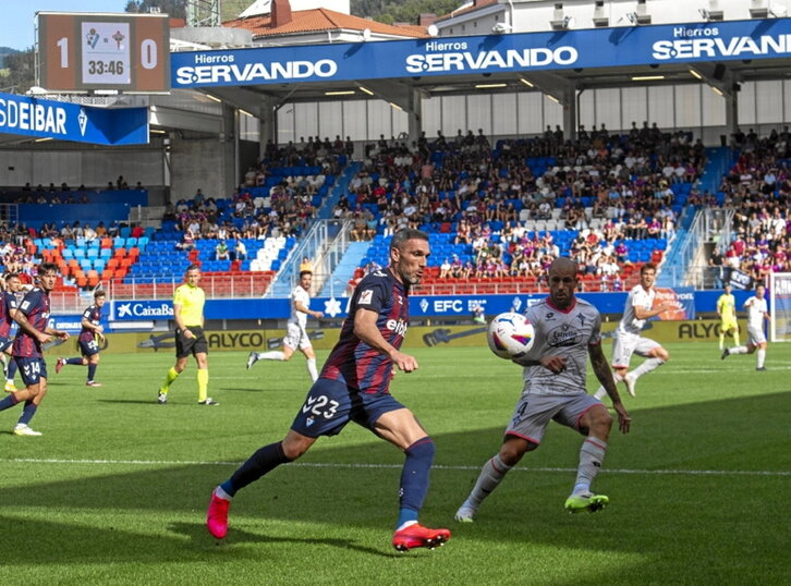 Arbilla despeja el balón ante Jon García.