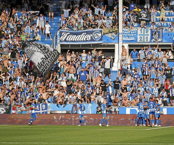 Aficionados albiazules celebran un gol del equipo.