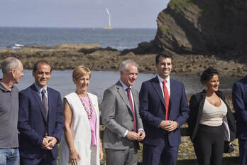 Iñigo Urkullu junto a otras autoridades en Bermeo, con el aerogenerado al fondo.