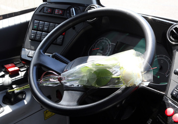 Una rosa blanca en el volante del autobús que conducía el fallecido.