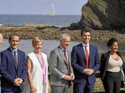 Iñigo Urkullu junto a otras autoridades en Bermeo, con el aerogenerador al fondo.