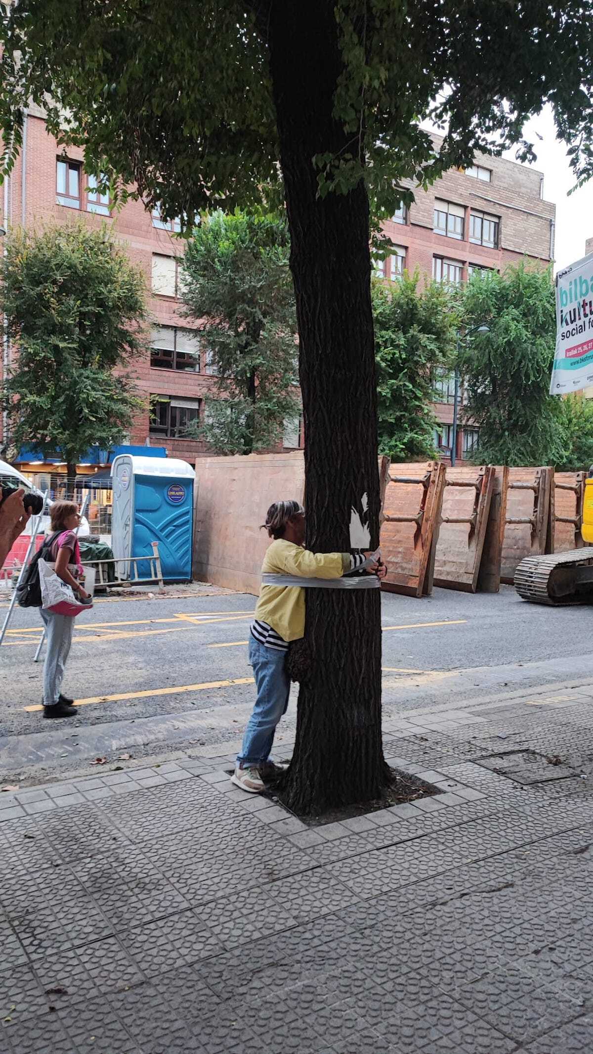 Activista se abraza a un &aacute;rbol que va a ser cortado (NAIZ)