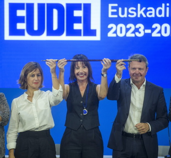 Esther Apraiz, Eudelen presidente berria erdian, alboetan Nagore Alkorta eta Jose Antonio Santano dituelarik.