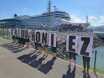 EH Bildu ha llevado a cabo una acción contra los cruceros en Getxo.