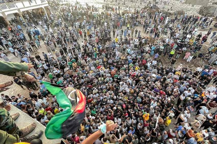 Jendea Al-Sahaba meskitan bildu zen protesta egiteko.