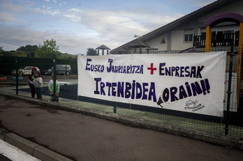 Eskola garraioren egoera dela eta Aiarako Etxaurren ikastolanegindako protesta.