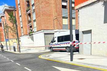 La Ertzaintza tiene cortada una calle del barrio Ogenbarrena.