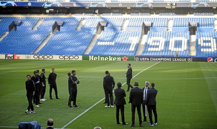 Simone Inzaghi y sus jugadores pisaron el césped de Anoeta al llegar a Donostia.