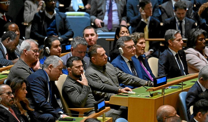 Volodimir Zelenski escucha la intervención de  Joe Biden en la Asamblea General de la ONU.