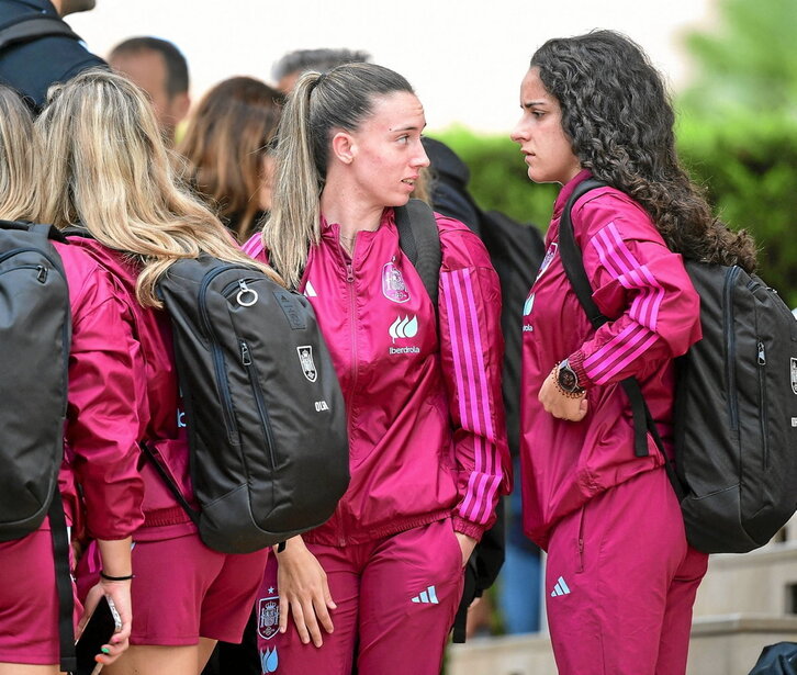 Eva Navarro y Oihane Hernández conversan a su llegada a Oliva.