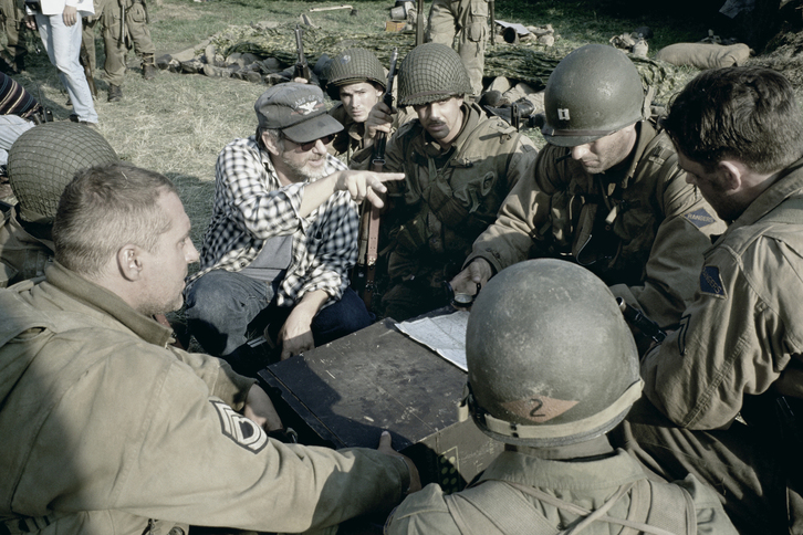 Spielberg junto a los protagonistas de ‘Salvar al soldado Ryan’.