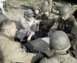 Spielberg, junto a los protagonistas de «Salvar al soldado Ryan».