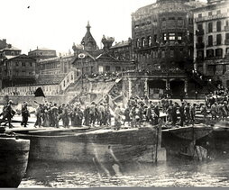 Tropas franquistas entrando a Bilbo y cruzando la ría por un puente improvisado a la altura del Arenal.