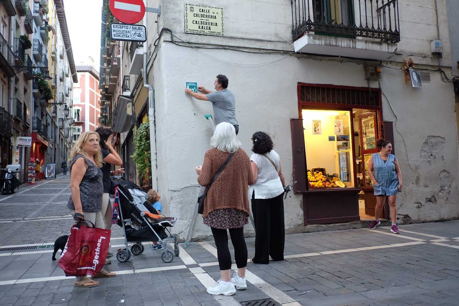 Vecinos de Alde Zaharra proponen un «escape room» de meadas callejeras en  San Fermín Txiki | IRUINDARRA | Naiz