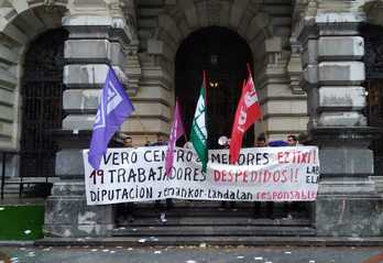 Concentración de trabajadores del Vivero en el palacio foral.