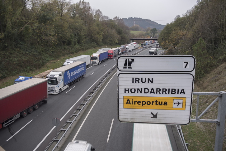 Habitual colapso de tráfico en el tramo entre los peajes de la A63 en Biriatu y de la A8 en Irun.
