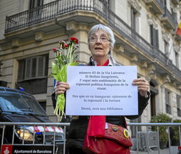 Protesta memorialista frente a la comisaría de la Vía Laietana.