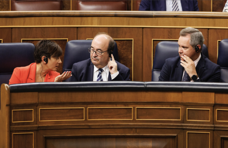 La portavoz del Gobierno, Isabel Rodríguez Lara, junto a los ministros Miquel Iceta y José Miñones, haciendo uso de los aparatos de traducción. 
