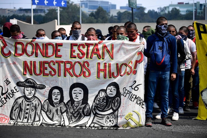 Familiares de los 43 desaparecidos de Ayotzinapa, uno de los casos más sangrantes, protestan ante la sede militar de Ciudad de México.