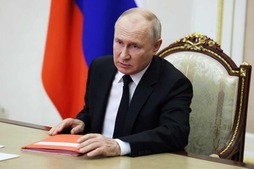 Vladimir Putin, berriki Kremlinean ateratako argazki batean.
