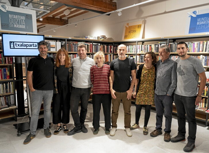 Integrantes del equipo de Txalaparta posan en el nuevo local de la editorial en Iruñea.