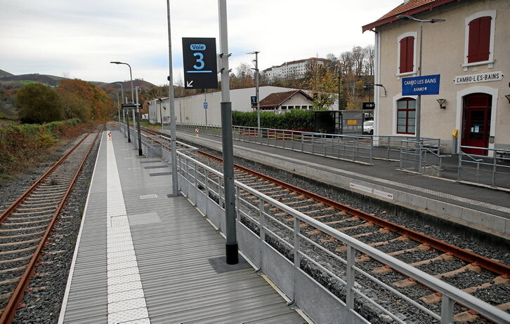 Estación de Kanbo por la que pasa la línea entre Donibane-Garazi y Baiona, cuyo servicio presenta fallas desde hace años.