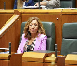 La consejera de Gobernanza Pública, Olatz Garamendi, en el pleno de ayer.