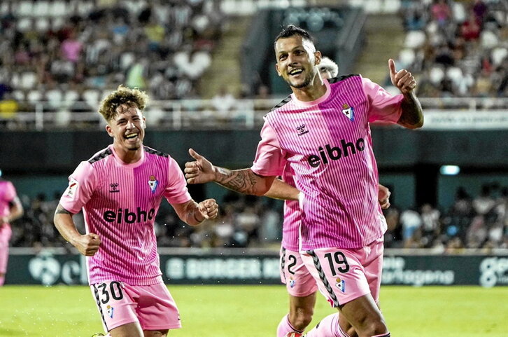 Stoichkov, que marcó por segunda jornada consecutiva, celebra el gol de la victoria.