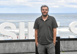 El director griego Christos Nikou en la terraza del Kursaal.