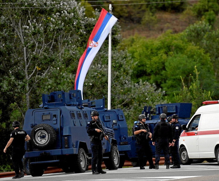 Policías de Kosovo hacen guardia Banjska después de que un agente muriera y otro resultara herido.