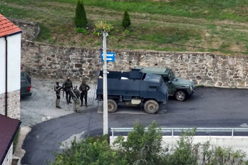 Fuerzas de seguridad kosovares en la entrada del monasterio de Banjska.