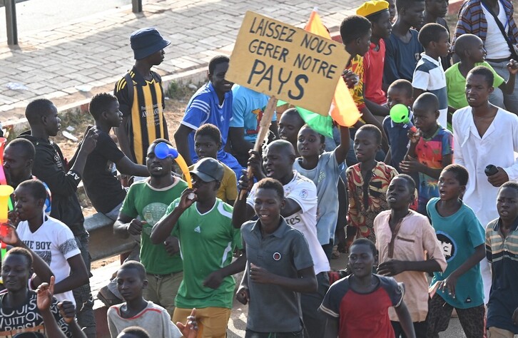 Manifestantes piden la salida de las tropas extranjeras ante la aerobase francesa de Niamey, en Níger.