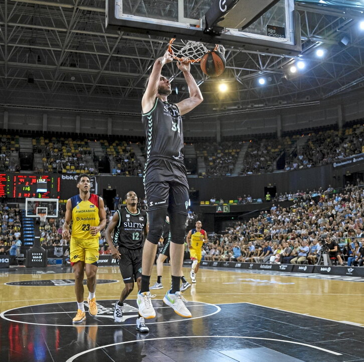 Marcus Howard guió a Baskonia hacia su primera victoria.