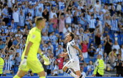 Oyarzabal celebra su doblete tras anular el VAR el fuera de juego que iba a sacar David Soria.