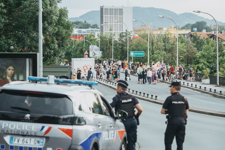 Policías vigilan una protesta contra el cierre de muga en el puente de Santiago, que une Irun y Hendaia