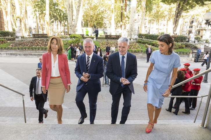 Iñaki Subijana, presidente del TSJPV, entra el acto junto a Urkullu y la consejera Nerea Melgosa.