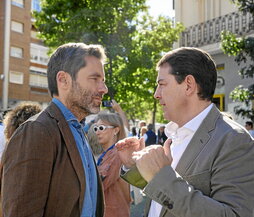 Borja Sémper (a la izquierda) conversa con Alfonso Fernández Mañueco.