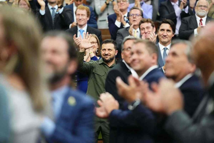 El presidente ucraniano, Volodimir Zelensky, saluda a Yaroslav Huka mientras el pimer ministro canadiense aplaude.