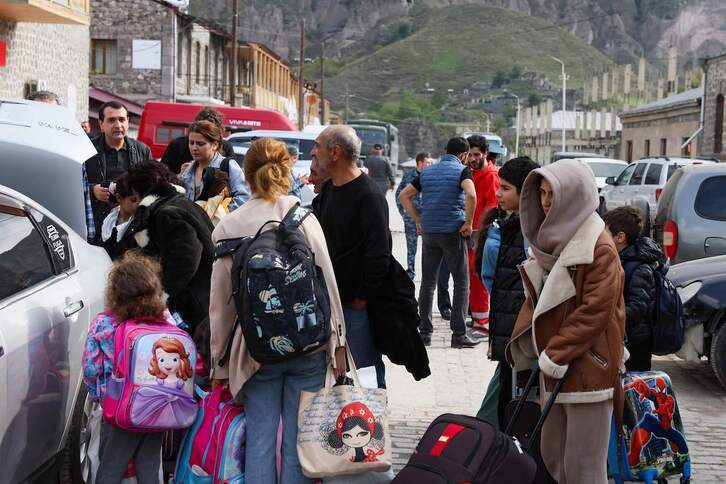 Desplazados de Nagorno Karabaj llegan a la localidad armenia de Goris.