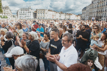 Concentración en la plaza del Ayuntamiento de Baiona en solidaridad con la persona agredida mortalmente en fiestas de Baiona.