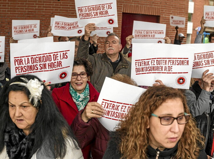 Concentración en Barakaldo para denunciar la muerte de una persona sin hogar.