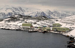 La Antártida, zona desmilitarizada desde hace más de medio siglo, acoge gran número de estaciones científicas.