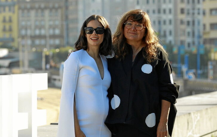 Laia Costa e Isabel Coixet, ayer en Donostia.