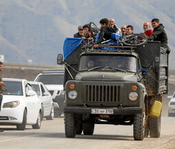 Desplazados armenios, en la caravana de vehículos cerca del puesto fronterizo de Kornidzor.